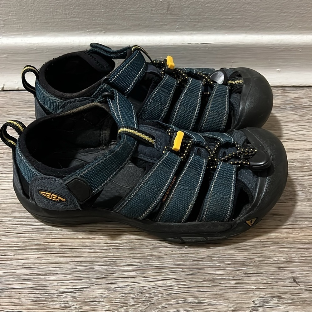 HOST PICK Keen Youth Sandals​​​​ - Picture 2 of 9